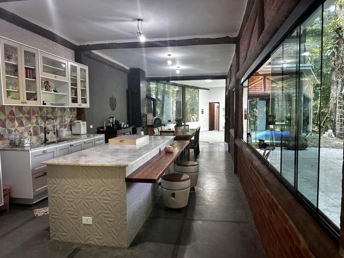 Linda casa com cachoeira privativa, próximo a praia e para até 20 pessoas