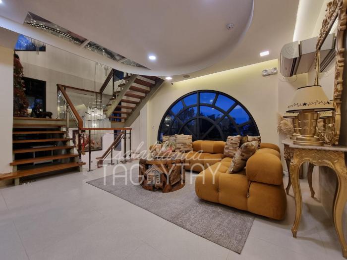 Salablanca Brand New Jacuzzi Heated Pool PS5 VR Cinema Fully AC Indoors Smart TVs with Netflix Disney Plus Large Balcony