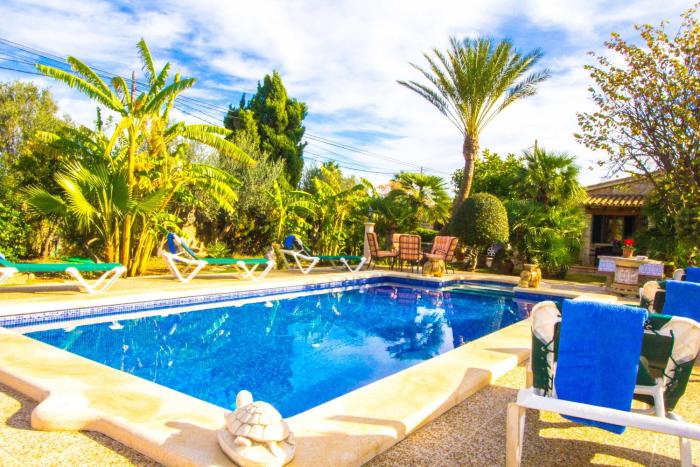 Sunny villa with private pool, AC and WIFI