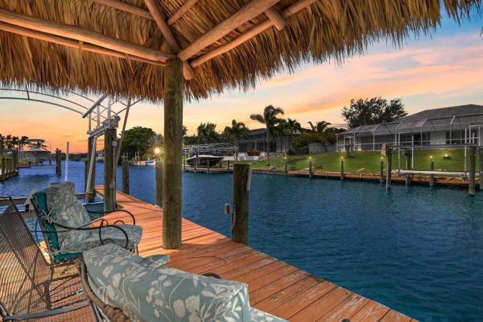 Villa Aleena - Salt water heated pool home on intersecting canals wbikes & kayaks - SWFL Rentals