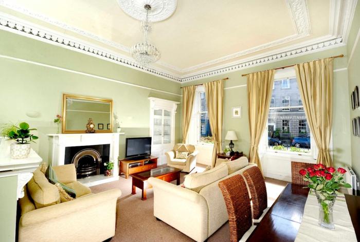 Elegant New Town Georgian city centre flat