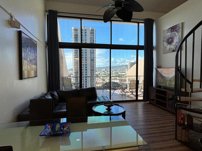 Downtown 2BR Huge Patio Free parking WiFi