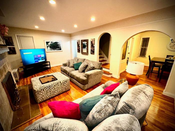 Stylish Detroit 3 bedroom 4 bed office bar