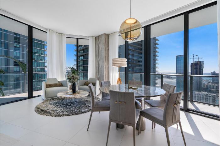 POSH Ocean View Penthouse - Heated Pool, Gym, Office! 10mins Beach