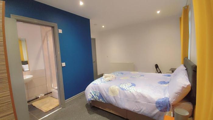 En-Suite Double-Bedroom in the Heart of Eccles Manchester Perfect for Short Stays BH5
