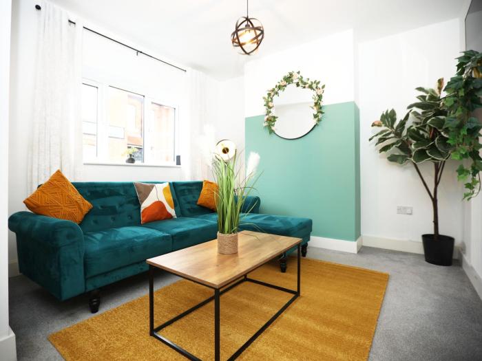 Redcliffe House By N And N Stays Ltd - Charming Home close to Designer Outlet, Perfect for Contractors & Workers with convenient on street parking