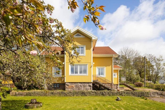 Workers Home Near Volvo with 8 Beds