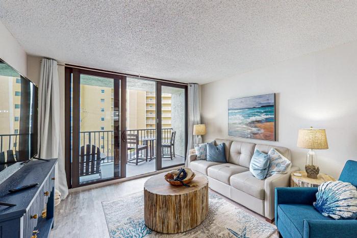 1BR Stylish Condo with Ocean Views, Pool