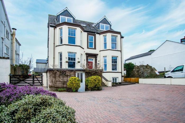 The Lanterns - 9 Bedroom - Sleeps 17 - Saundersfoot Village Centre