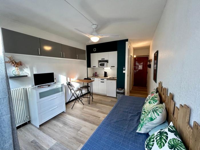 AStudio Lumineux à la plage, situation idéale commerces, bateaux ,restaurant à 20 m , Plage à 50 m, idéal pour un séjour reposant