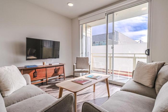 Modern 2BD 2BA, 5 min to Santa Monica Pier!