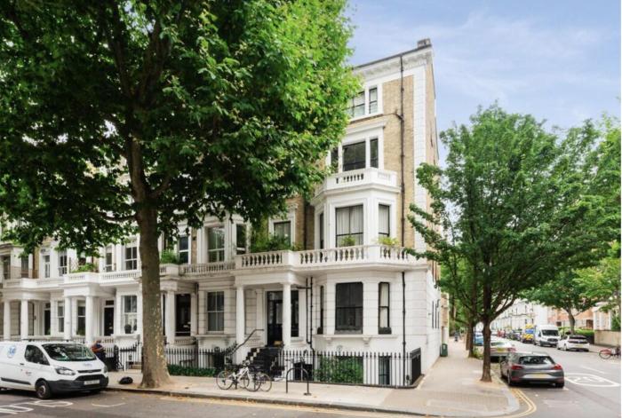 Beautiful 2-Bed, 2 Bathrooms Flat with AC in Zone 1, - Just Minutes Walk to High Street Kensington, Earls Court, Hyde Park