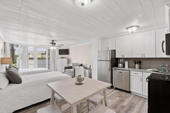 Top of the Gulf 120 - Shore-side Bungalow Sleeps 4