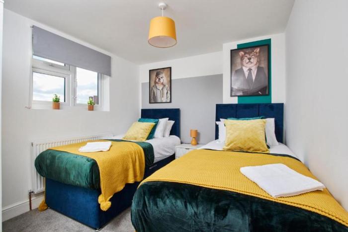 Sleek Gem of London -2 Bedroom Apartment with Parking