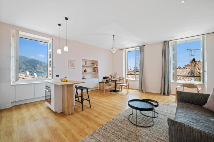 Le Saint Michel,dernier étage, vieux Menton, zone piétonne