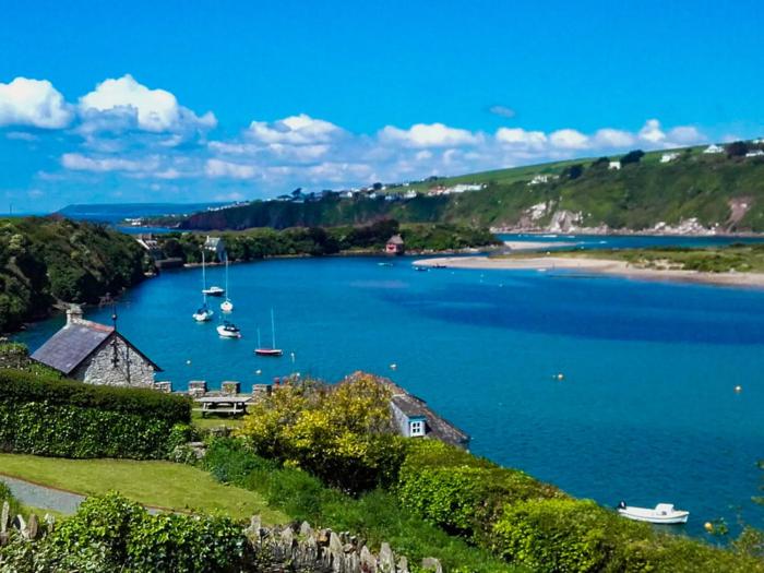 Carew in the heart of Bantham with panoramic sea views