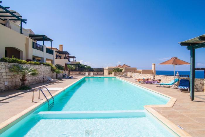 Lili Seafront House, walking distance to the beach & amenities!