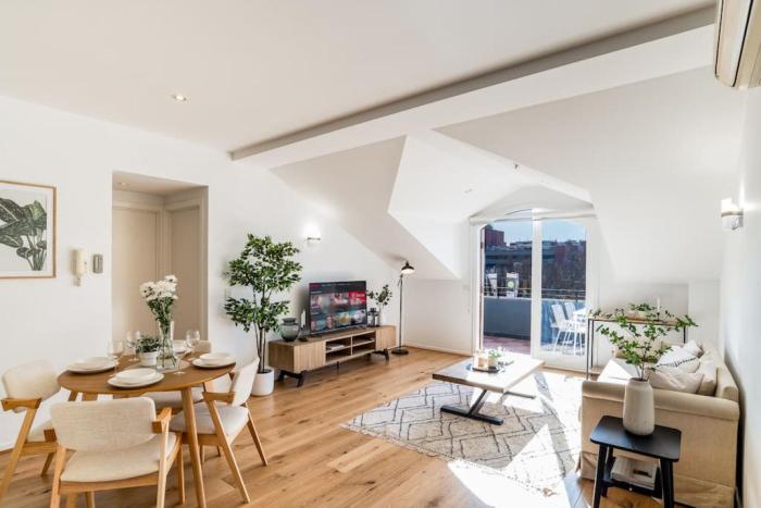 Bright stylish gem in central Melbourne
