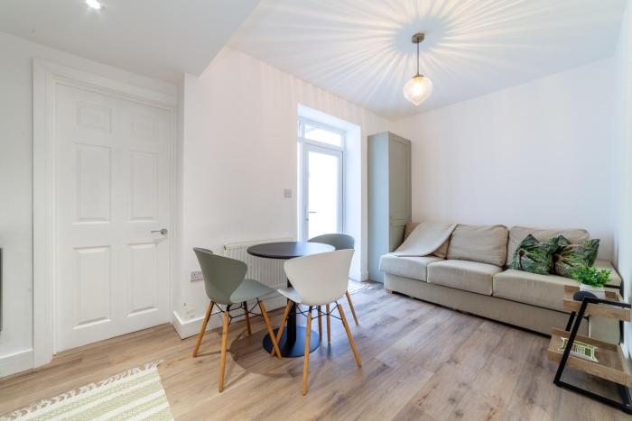 Renovated 2BR Flat with garden, Hammersmith