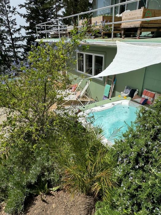 Apartment w hot tub forest & ocean view