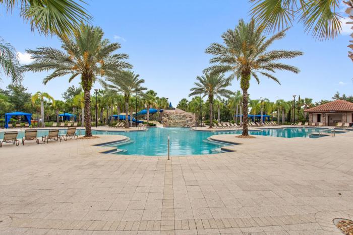 Minutes to Disney! 5-Bed Oasis in Gated Solterra