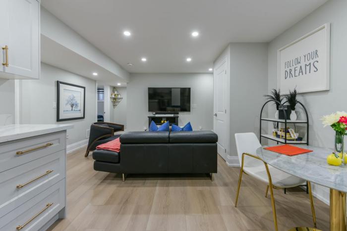 2 Bedroom Private Suite-Parking-Near Hospital and Airport