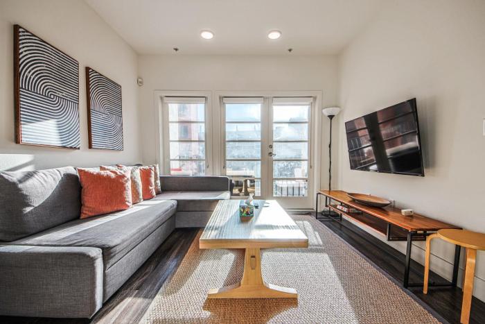 Outstanding 2BDR in SM- 5-15 mins to the beach!