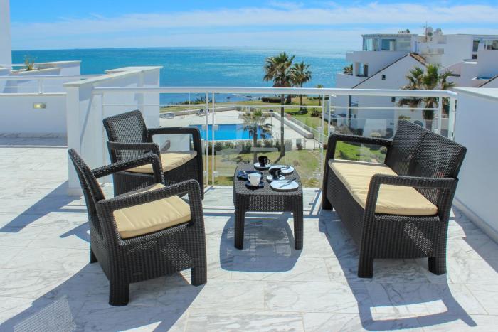 Beachfront Penthouse with Sea Views, Hot Tub, BBQ