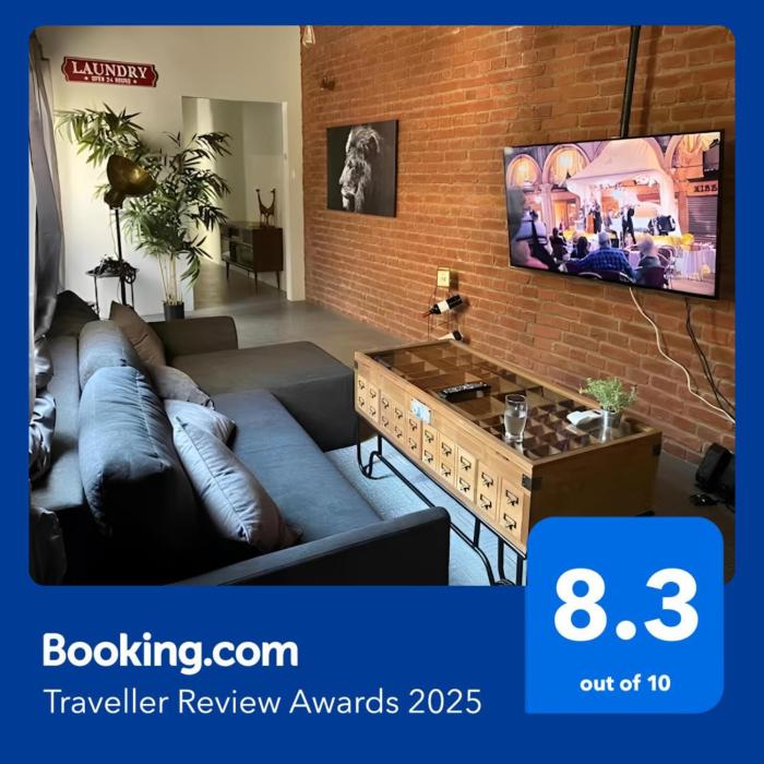 Gzira Prime Spot, Stylish Industrial Apt, Sleeps 11