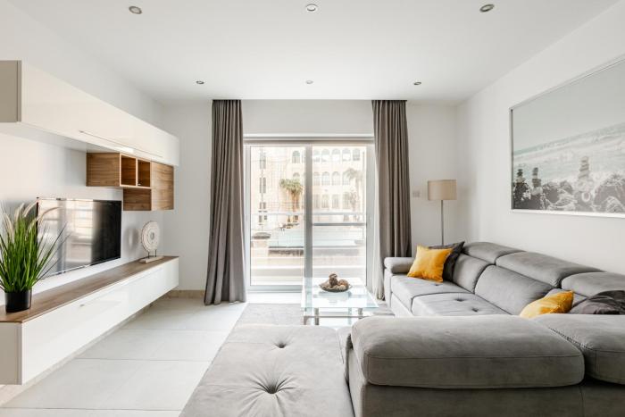 Modern apartment direct access to Sliema beaches