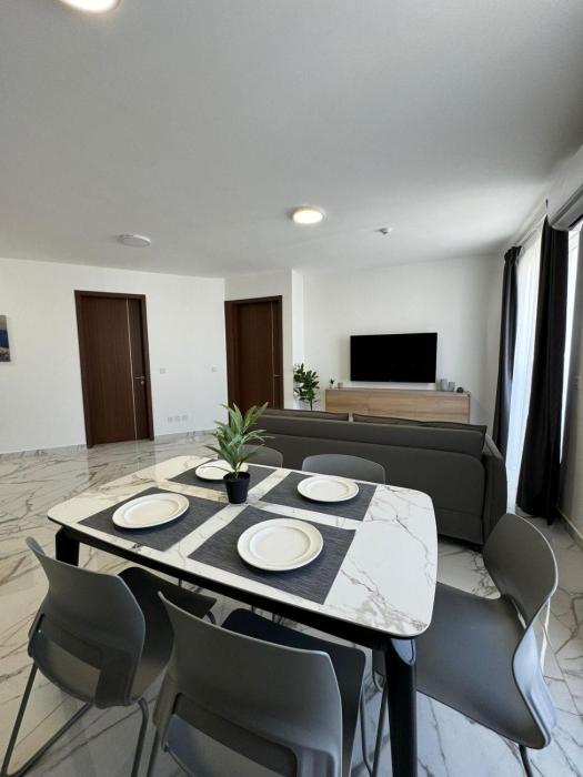 Spacious New 1 Bed with Balcony - by HostMT