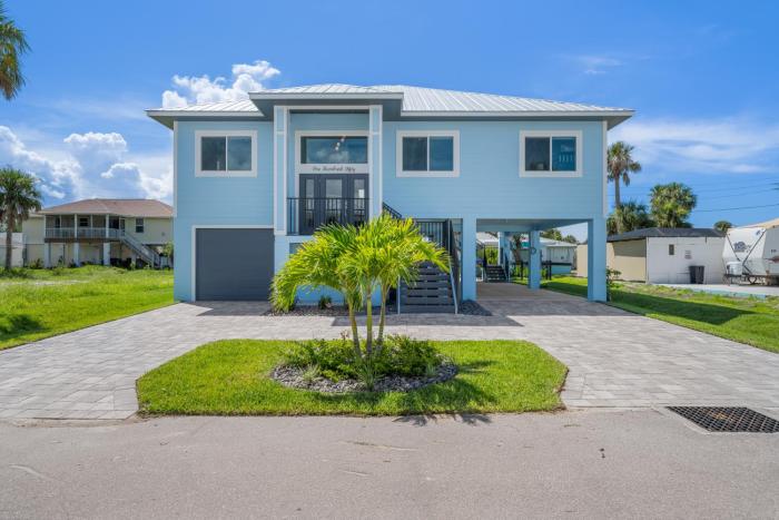 Mid Island Beach Getaway - Close to Beach, Heated Pool - Suntide - Roelens