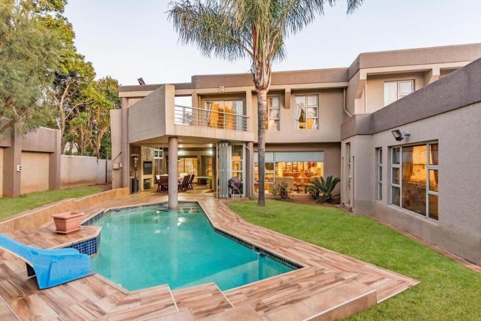 Luxury 4-Bedroom Mansion & Pool in Northcliff