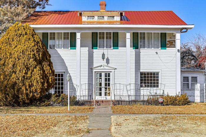 Half-Mi to Atwood Lake Spacious Home!