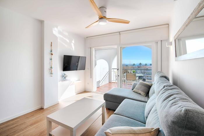 Estudio moderno con terraza y vistas al Mar