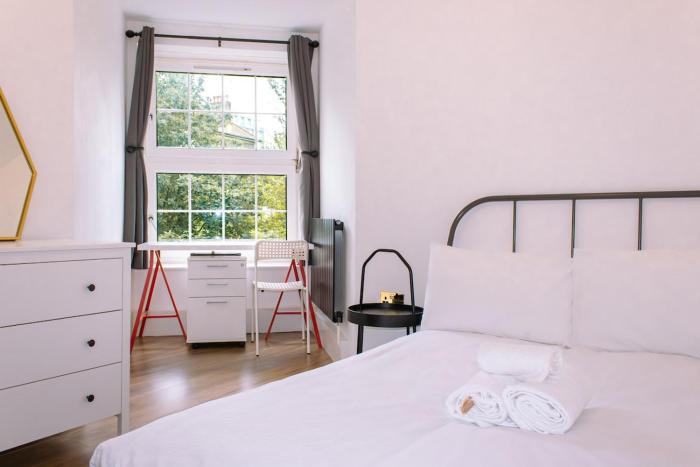 4-Bedroom Flat near Central, 2-Min Walk to Metro