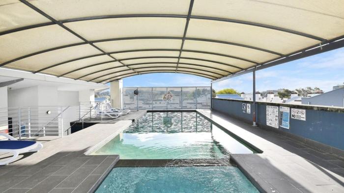 Central Sydney 1BR unit with Pool Gym Parking!
