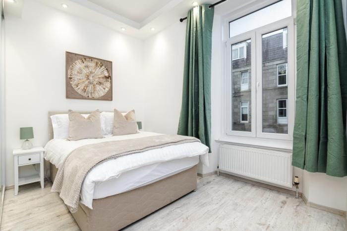 Luxury-1 Bed-Apartment-by Holiday Homes