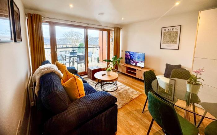 GreenGage Tree Stylish 2 Bedroom with Balcony & Parking