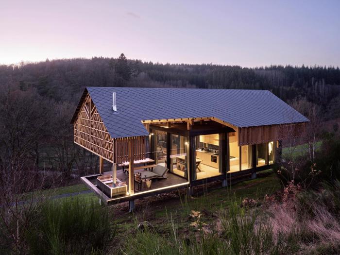 Hutstuf - The Badger & hottub