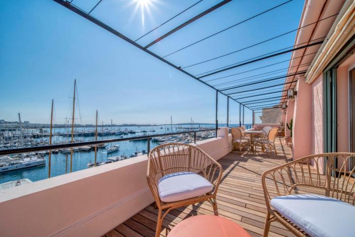 REF 1923 - Cannes Old Port - Sea view apartment for rent