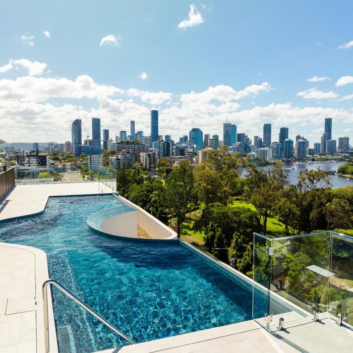 "The Mowbray"-Luxury,rooftop pool,gym,free parking