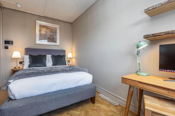 Walk to Oxford Street - 4 Tubes Nearby