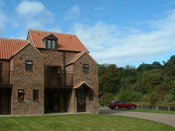 Riverside Cottage with free parking, overlooking the River Esk