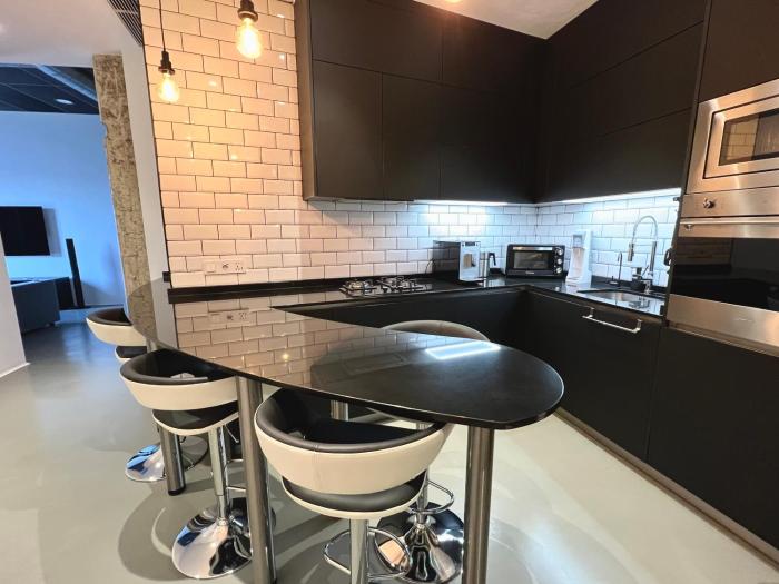 One Bedroom, Murphy Bed, Sofa Bed, Home-Office, Modern, Quiet, Fully Equipped, Powerful AC, 300 Mbps Fibre, Washer and Dryer