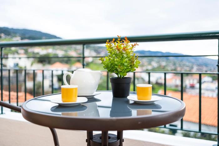 Sea & Mountain view T2 with balcony - Panoramic Attic by Sabugo House