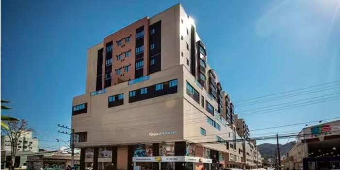 Apartamento até 7 pessoas - Piscina - Churrasqueira - 2 garagens