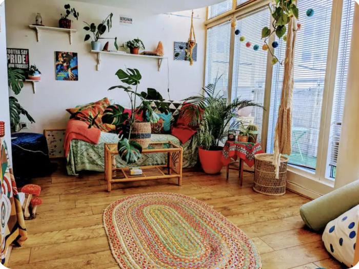 Colourful en-suite room in a penthouse on the docks!