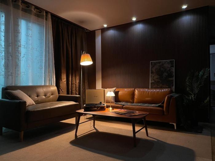 # Hongdae 10 minutes # 4 rooms for 12 people # Hongje Station 5 minutes