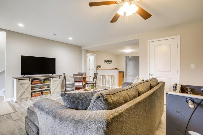 Lake Anna Retreat with Private Beach, Hot Tub Access